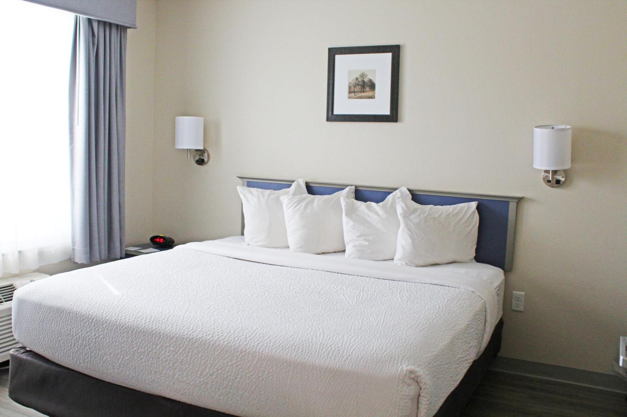 Independence Stay Long Term And Suites Marinette Экстерьер фото